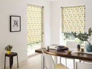Gemusterte Rollos an einem Esszimmerfenster