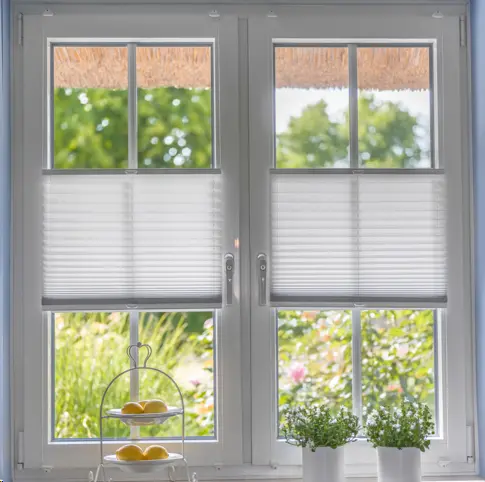 Plissee an einem Wohnzimmerfenster