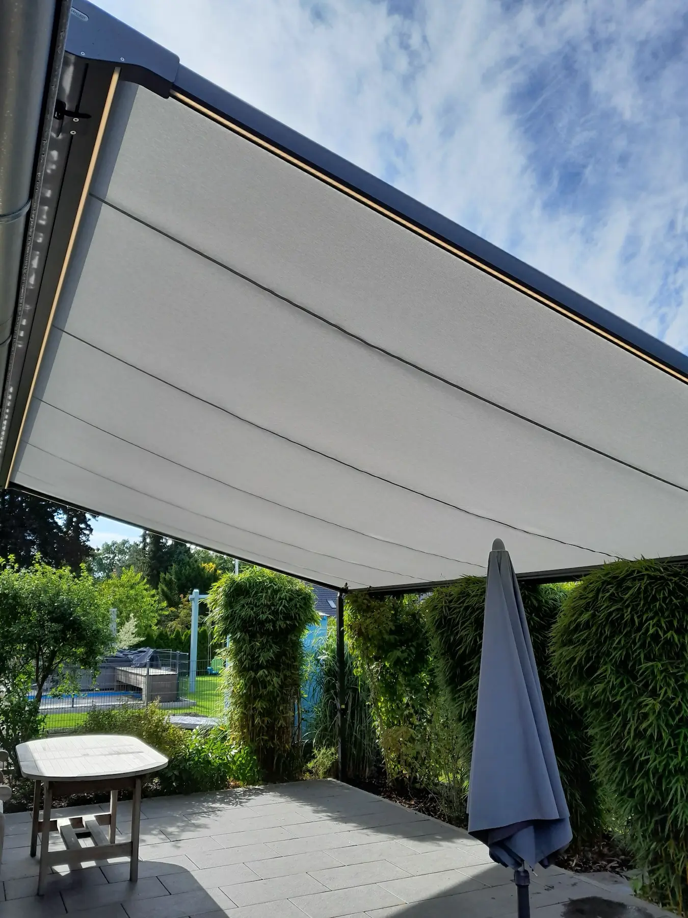 Terrasse mit ausgefahrener Markise