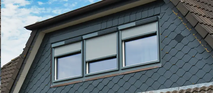 Fenstermarkise an einer Hausfassade