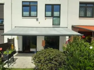 Terrassenmarkise über einer Sitzgruppe