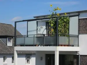 Balkongeländer mit Terrassendach, Sicht- und Windschutz – Referenzprojekt von SMS Metallbau