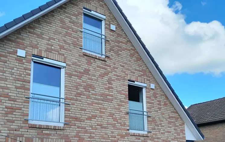 Vorbaurollladen an einem Wohnhaus