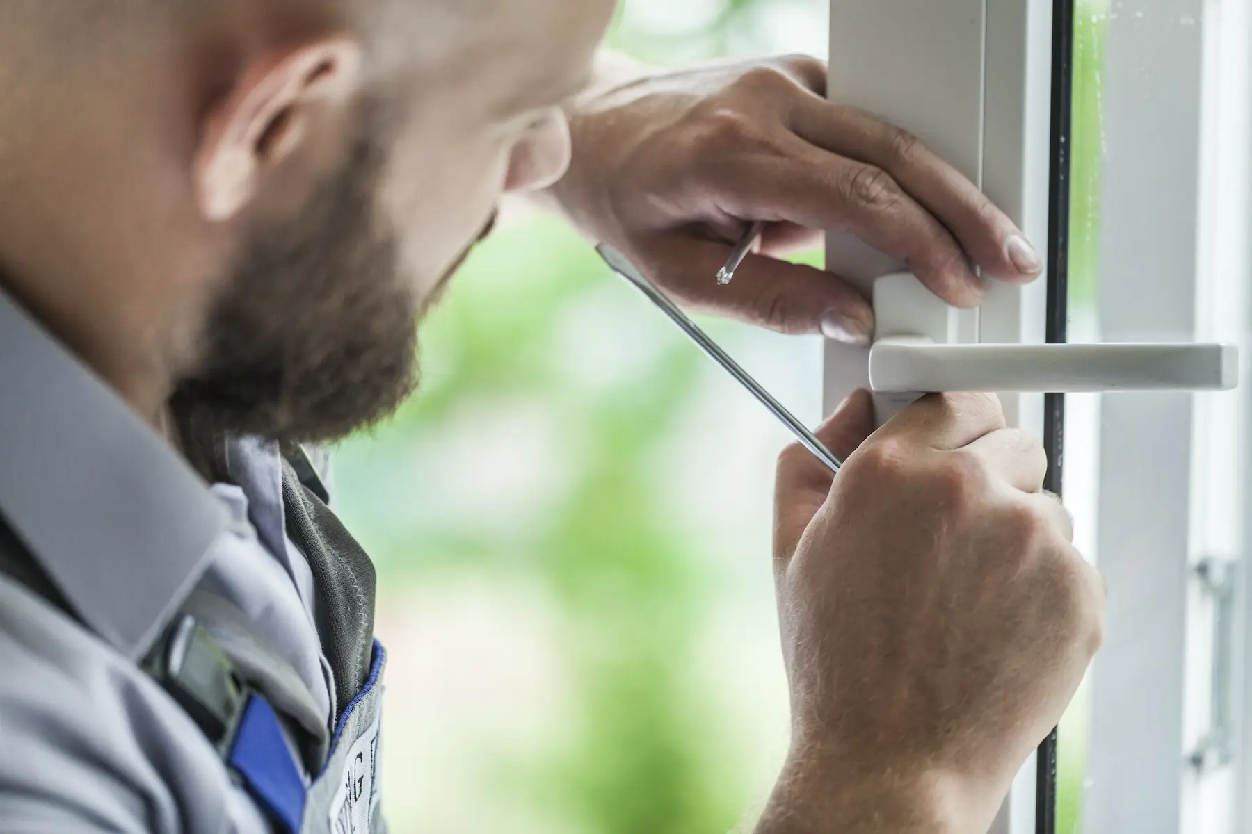 Beratungsgespräch zum Einbruchschutz an der Haustür