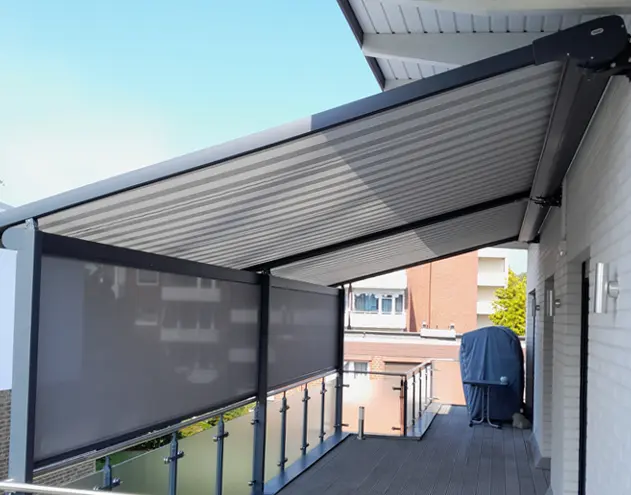 Terrasse mit ausgefahrener Markise