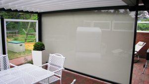 Sonnen-, Wind- und Regenschutz durch hoch windstabiles Seitenscreen mit Zip-System in Kombination mit der Algarve = verstellbares Lamellendach